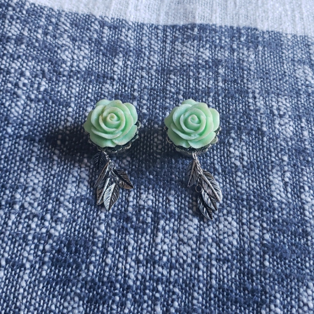 Flower, dangling plugs